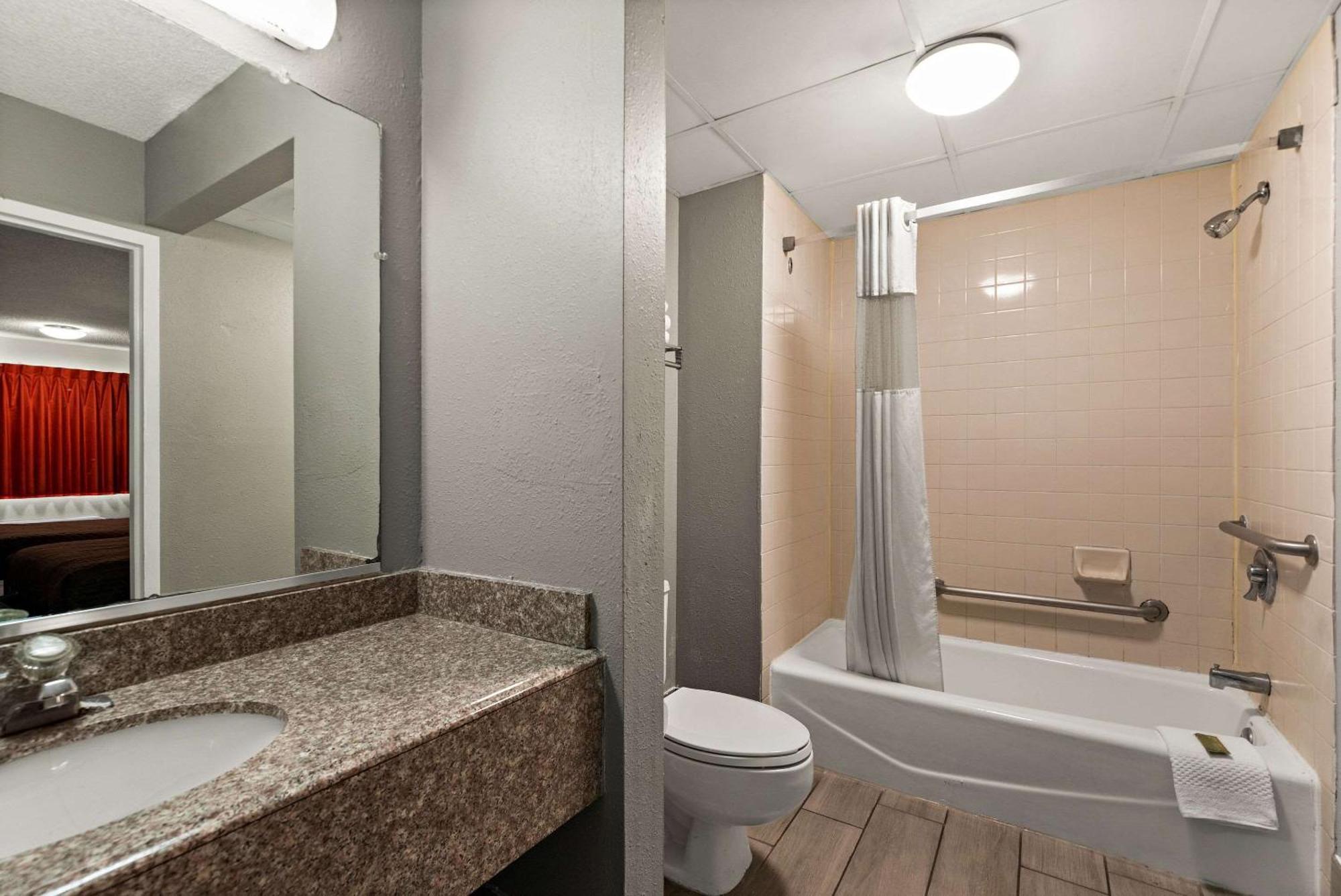 Rodeway Inn Brooklawn Eksteriør billede